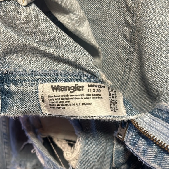 WRANGLER - High Rise - Vintage Jeans - Weathered Tears’ - Size: W30”/L30” - Picture 4 of 7
